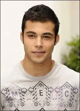 Quel garçon adopte-t-elle aussi ?