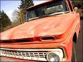 Un pick-up un peu pourri mais qui fait tant plaisir à sa propriétaire et contribuera à lever un peu du voile sur un mystérieux lycéen...