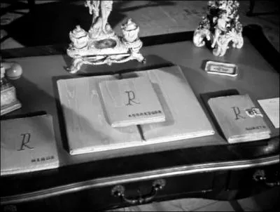 Un fameux monogramme un peu partout dans la maison rend omniprésente son élégante propriétaire pourtant bien loin maintenant...