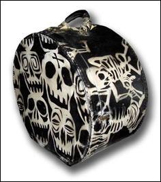 Une valise inattendue aussi extravagante que sa propriétaire, faite avec une caisse de rangement pour batterie ... Quel est le film ?