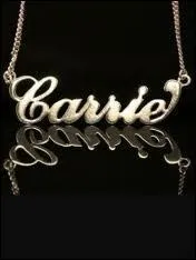 Un collier d'or nominatif, adoré par sa propriétaire, et perdu peut-être dans un magasin Dior...