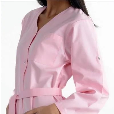 Toutes en blouses rose clair, sous les néons rose, même si la mélancolie règne dans ce lieu consacré au bien-être...