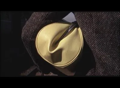 Une pochette très jaune pour une femme très noire qui a peur du rouge...