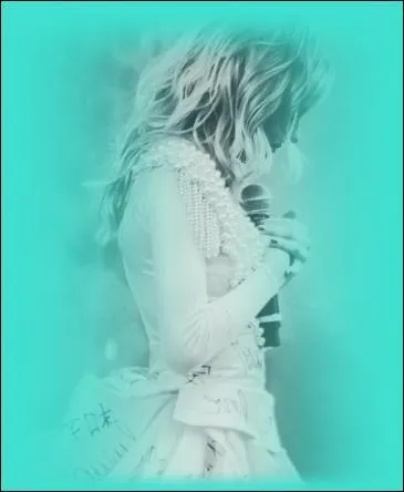 Martina lance début 2014 sa propre ligne de vêtements en édition limitée.