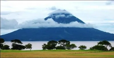 Mon 1er est la nourriture que Dieu fit tomber dans le désert pour nourrir les Hébreux... Mon 2nd signifie ''eau'' en espagnol... Et mon tout est la capitale du...