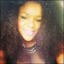 Comment s'appelle cette YouTubeuse qui a lancé sa marque de cosmétiques ?