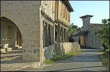 Nous nous promenons dans les rues de la commune aquitaine de Saint-Antoine-de-Ficalba. Nous sommes dans le département n° ...