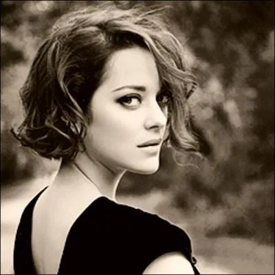 J'ai remporté de nombreuses récompenses grâce à mon rôle dans "La Môme". Qui suis-je ?