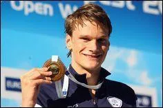 Je suis un nageur originaire de Nmes. Qui suis-je ?