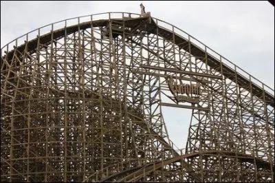 Quelles autres attractions le Wodan croise-t-il lors de son parcours ?