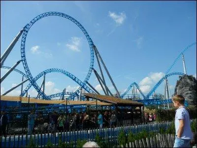 Combien d'inversions et de loopings le Blue Fire comporte-t-il ?