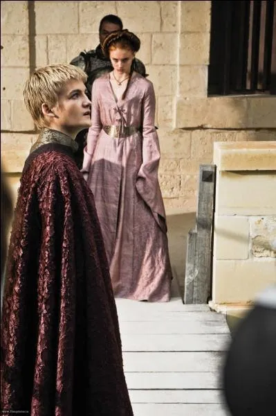 Joffrey force Sansa  regarder ...