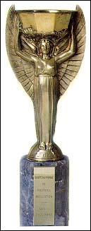 Quel est le véritable nom de ce trophée en or remis au vainqueur de la Coupe du monde de 1930 à 1970 ?