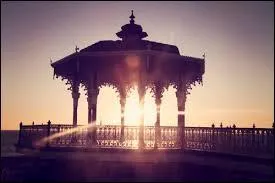 Voici une liste de mots en français, traduisez-les en respectant le même ordre : yeux, cheveux, bleu, cahier, cinq, or.