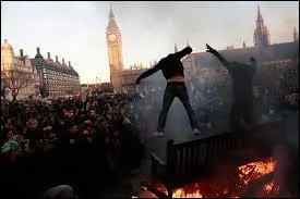 Traduisez cette phrase : "Tes chaussettes bleues sont sous ton lit."