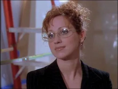 Dans l'pisode  Jeunesse ternelle , Prue travaille sous la direction de son patron dnomm Rex. Il est assist par une secrtaire, comment s'appelle-t-elle ?