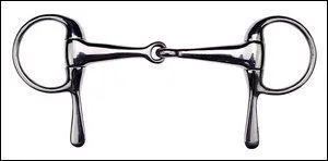 Ce mors vite la bascule latrale de la tte par canalisation de la mchoire infrieure. Comme ce mors appartient aux mors dits  rquilibreurs , il permet de redresser les chevaux qui chargent les paules. De quel mors s'agit-il ?