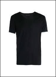 Ils ont tous un tee-shirt noir sauf un, de qui s'agit-il ?