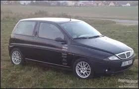 Produite de 1996  2003, cette Lancia porte le nom de ...
