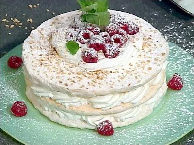 Quel est ce dessert qui nécessite que vous montiez les blancs d'oeufs en neige très ferme ?