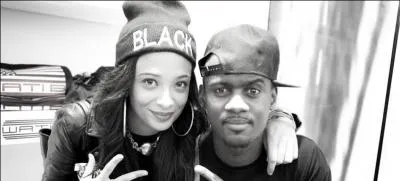 Il est avec ... sur cette images.