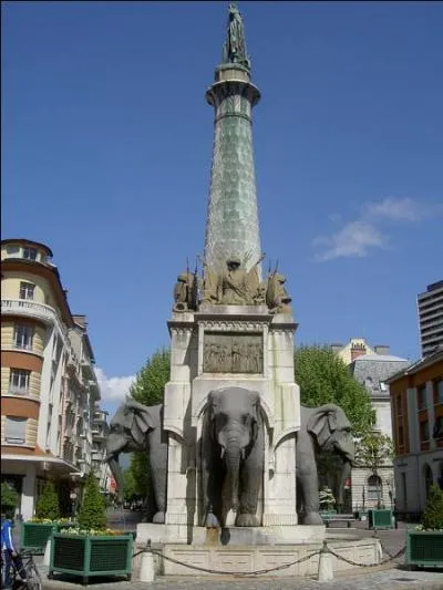 La Fontaine des lphants ou  les quatre sans culs , rige en 1838 en l'honneur du comte de Boigne, aventurier savoyard qui fit fortune aux Indes et fut trs gnreux avec sa ville, est l'un des monuments les plus clbres de Chambry.