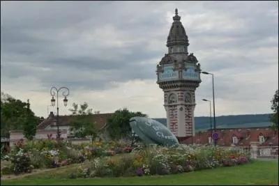 La tour de Castellane offre un panorama unique sur la ville d'Épernay et les prestigieux vignobles champenois.