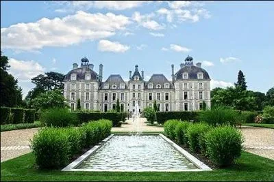 Le château de Cheverny, un des châteaux de la Loire, situé en Sologne, héberge actuellement une meute et organise régulièrement des chasses à courre.