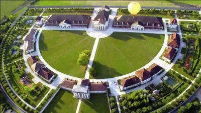 Pour l'UNESCO, "la saline royale d'Arc-et-Senans est le premier ensemble architectural de cette importance et de cette qualité réservé au travail des hommes". Créée par la volonté de Louis XV, elle fut construite en forme d'arc de cercle et abritait les lieux d'habitation et de production, à proximité de Besançon.