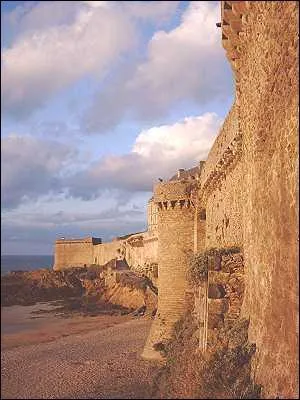 La construction des remparts de Saint-Malo a débuté en 1144, pour une meilleure défense de la ville et de son port.