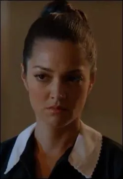 Comment s'appelle la jeune femme tuée au début de la saison 1 ?