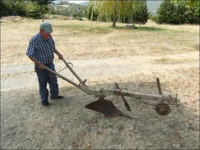 Comment appelait-on aussi la charrue autrefois ?