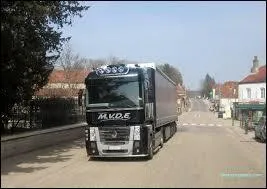 Comme ce camion, nous traversons la commune champardennaise de Semoutiers-Montsaon. Nous sommes dans le département n°...