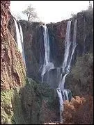 Regardez cette belle cascade, c'est beau, elle est située dans une vallée verdoyante rurale de grès rouge à 150 km au nord-est de Marrakech. Mais combien mesure-t-elle de haut ? (Environ)