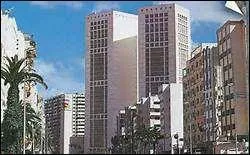 La traduction de cette ville en français donne "maison blanche", cette ville est située sur la côte atlantique, c'est la capitale économique du Maroc. C'est bien sûr :