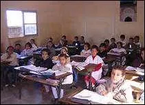 L'école est obligatoire au Maroc pour les enfants de moins de quinze ans :