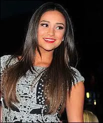 De qui Emily est-elle tombée amoureuse au tout début, et qu'elle a embrassée dans une bibliothèque ?