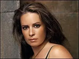 Pourquoi la mère d'Aria ne va-t-elle pas à l'exposition lorsque qu'Aria y est avec Ezra ?