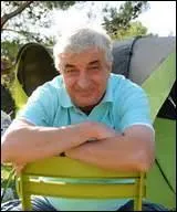 Comment se prénomme l'ami fidèle du patron du camping ?