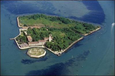 Qu'a accueilli l'île de Poveglia, située dans la lagune de Venise, au cours de son histoire pour en faire l'un des endroits les plus redoutés d'Italie ?