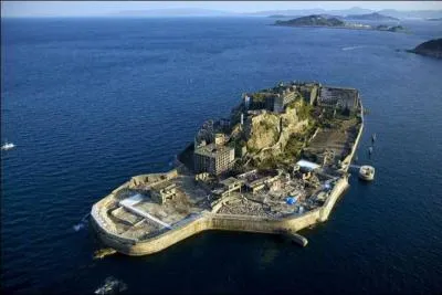 L'&icirc;le d'Hashima a pendant longtemps &eacute;t&eacute; l'endroit le plus dens&eacute;ment peupl&eacute; du monde, le charbon &eacute;tait exploit&eacute; sur cette petite &icirc;le, des centaines de prisonniers sont d'ailleurs morts &agrave; cause du travail trop intense. Mais aujourd'hui l'&icirc;le est en ruine, il n'y a plus de charbon et plus personne n'y habite. &Agrave; quel pays appartient cette &icirc;le fant&ocirc;me ?