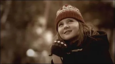 Comment se nomme la petite fille qui a attendu le Docteur toute la nuit dans son jardin ?