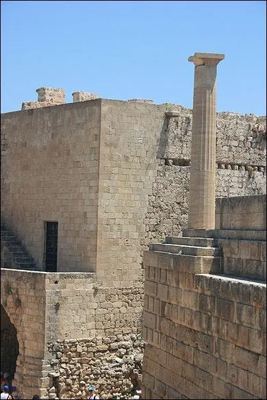 Dans la cité rhodienne de Lindos il a faim. Pris d'une espèce de fureur, quel animal mange-t-il tout entier ?