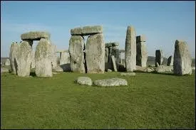Dans quelle ville peut-on admirer ce monument ? (Stonehenge)