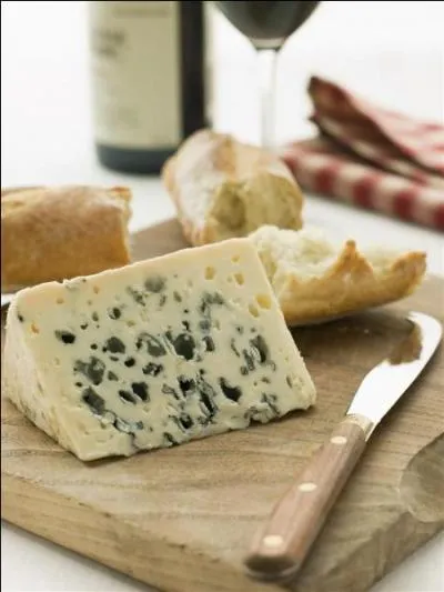 Avec quel lait est fabriqué le roquefort?