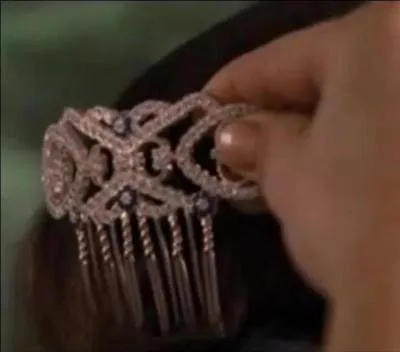 Un peigne ancien de famille, auquel on a ajout des saphirs pour une touche de bleu...