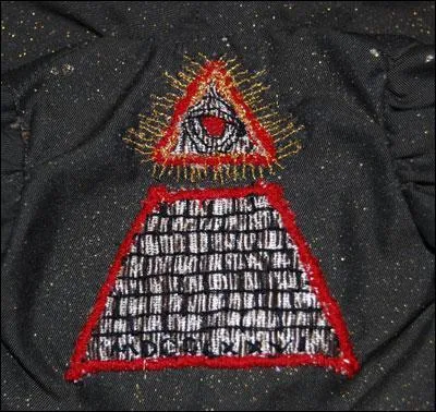 Une pyramide de broderie clinquante et repérable échangée contre des boots... et qui va emmêler les pistes...