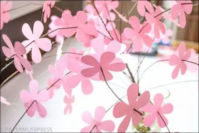 Un cerisier en fleurs de papier fait entrer la vie et la poésie dans une chambre d'hôtel ultra-moderne...