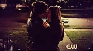 Elena a son premier baiser avec :