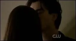 Damon dit à Elena qu'il est amoureux d'elle et c'est parce qu'il l'aime qu'il ne peut pas être égoïste avec elle. Dans quel épisode et quelle saison ?